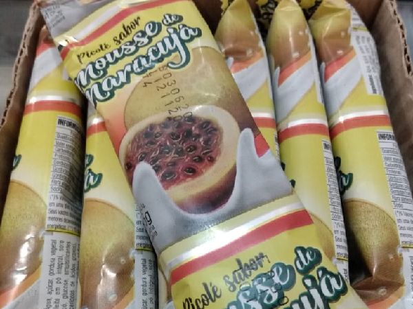 Picolé ao Leite - Mousse de Maracujá Picolé ao Leite - Mousse de Maracujá